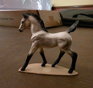 Retired Hagen Renaker Thoroughbred Foal Raindrop Base or No Base
