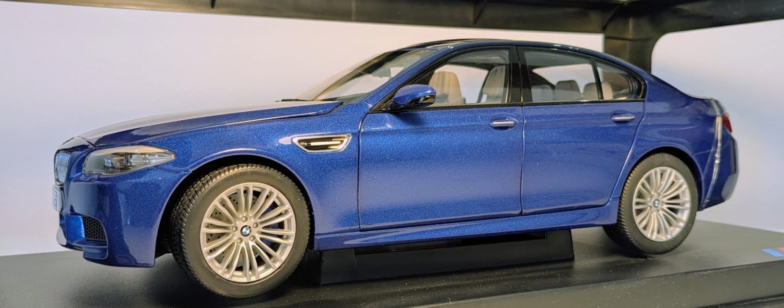 1:18 Paragon BMW M5 2012 F10 Monte Carlo Blue metallic