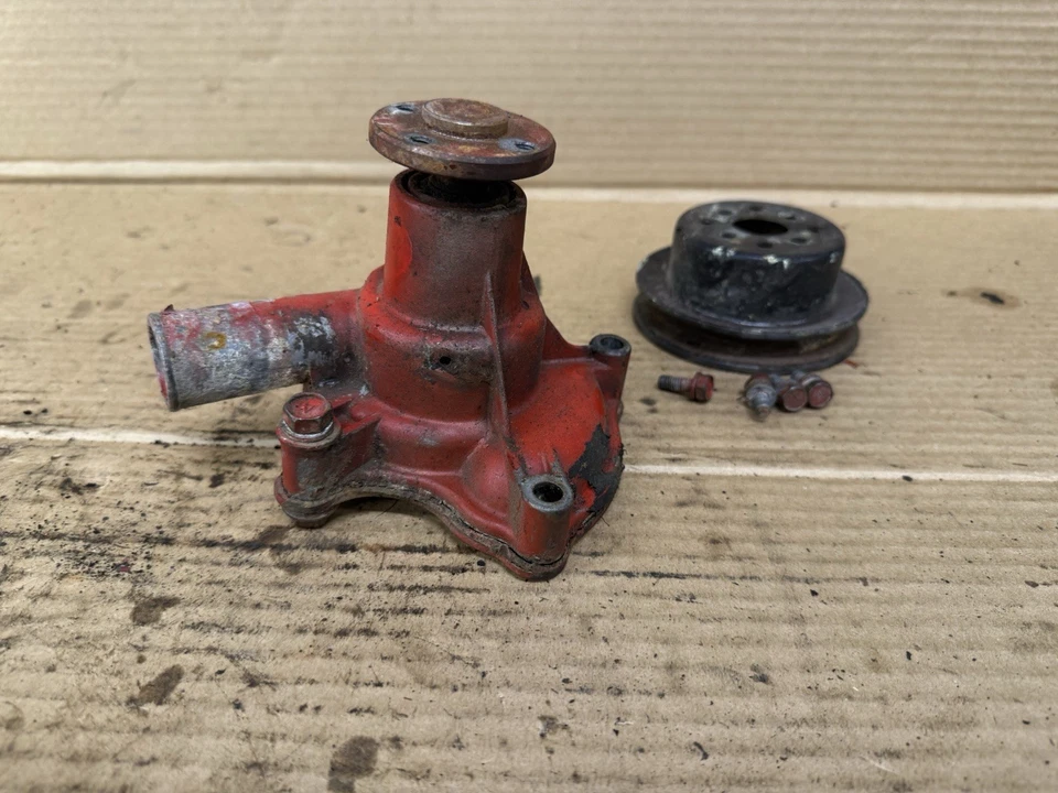 Bomba de agua Toyosha CS86 OEM Hinomoto C142 C144 Massey Ferguson 1010 1020 Foto 2 de 4