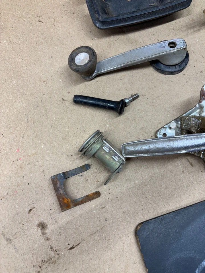 1973 1974 1975 1976 Dodge Dart Demon Valiant manijas de puerta derecha lote de herrajes OEM Foto 2 de 4