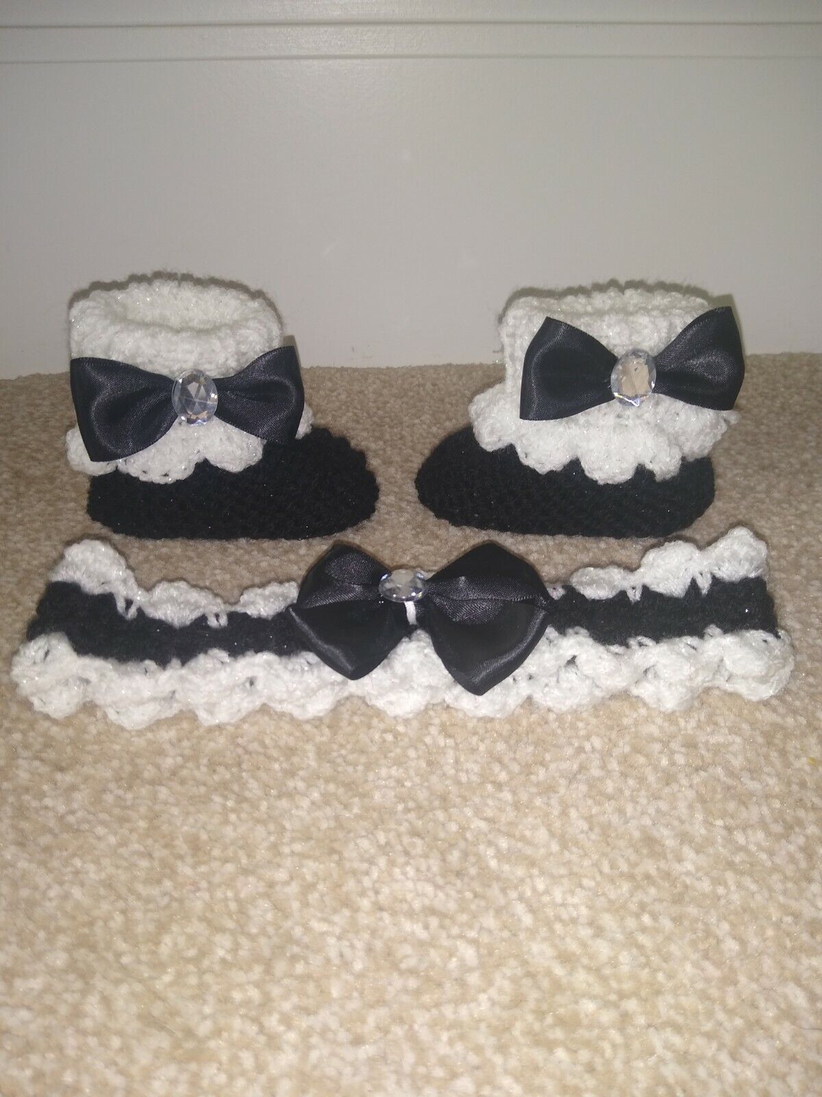 Hand Knitted Baby Girl Black White 感謝の声続々！ Boots And 豪華で新しい Bow With 0-3mth Headband Matching