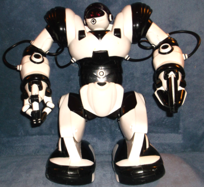 VINTAGE WOWWEE WHITE & BLACK ROBOSAPIEN ROBOT 2004 WORKS GREAT NO