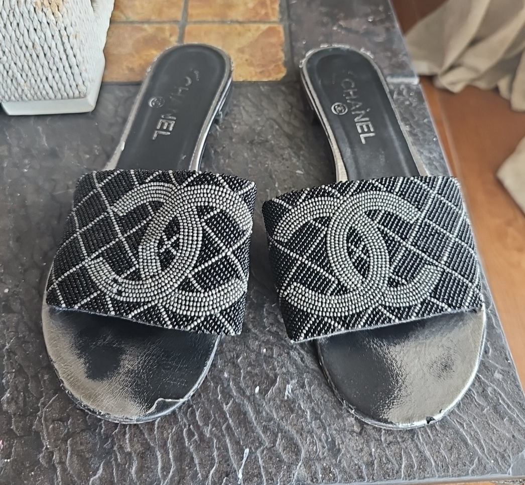 CHANEL 刺繍黒レザーウェッジサンダル 24031127_3.jpg