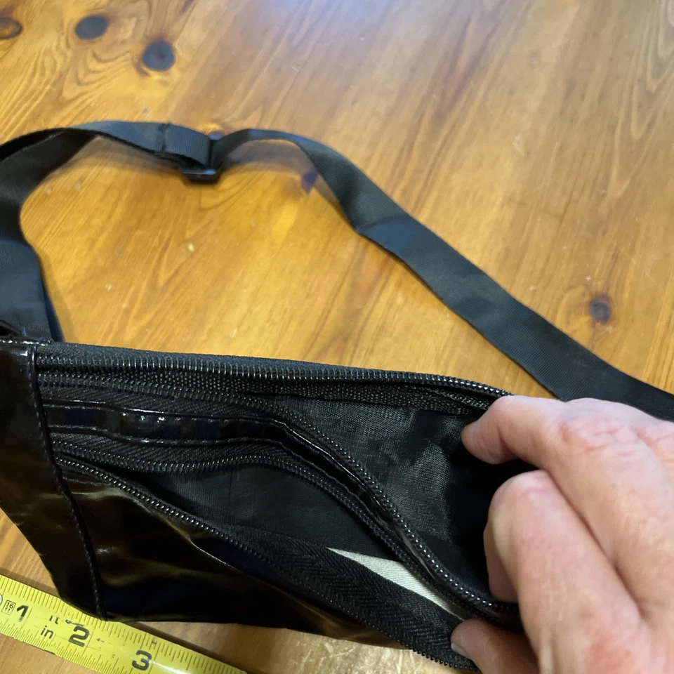 Riñonera cintura imitación charol bolsa negra Foto 2 de 4