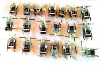 VOITURE CIRCUIT JOUEF LOT DE 19 MOTEURS A RESTAURER PLUS PIECES