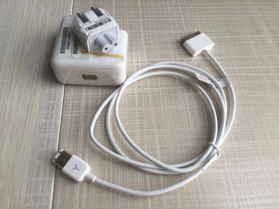 iPod 4th A1070 Apple Power Adapter + 30Pin to Firewire FW Charging Data Cable - Image 4 of 4