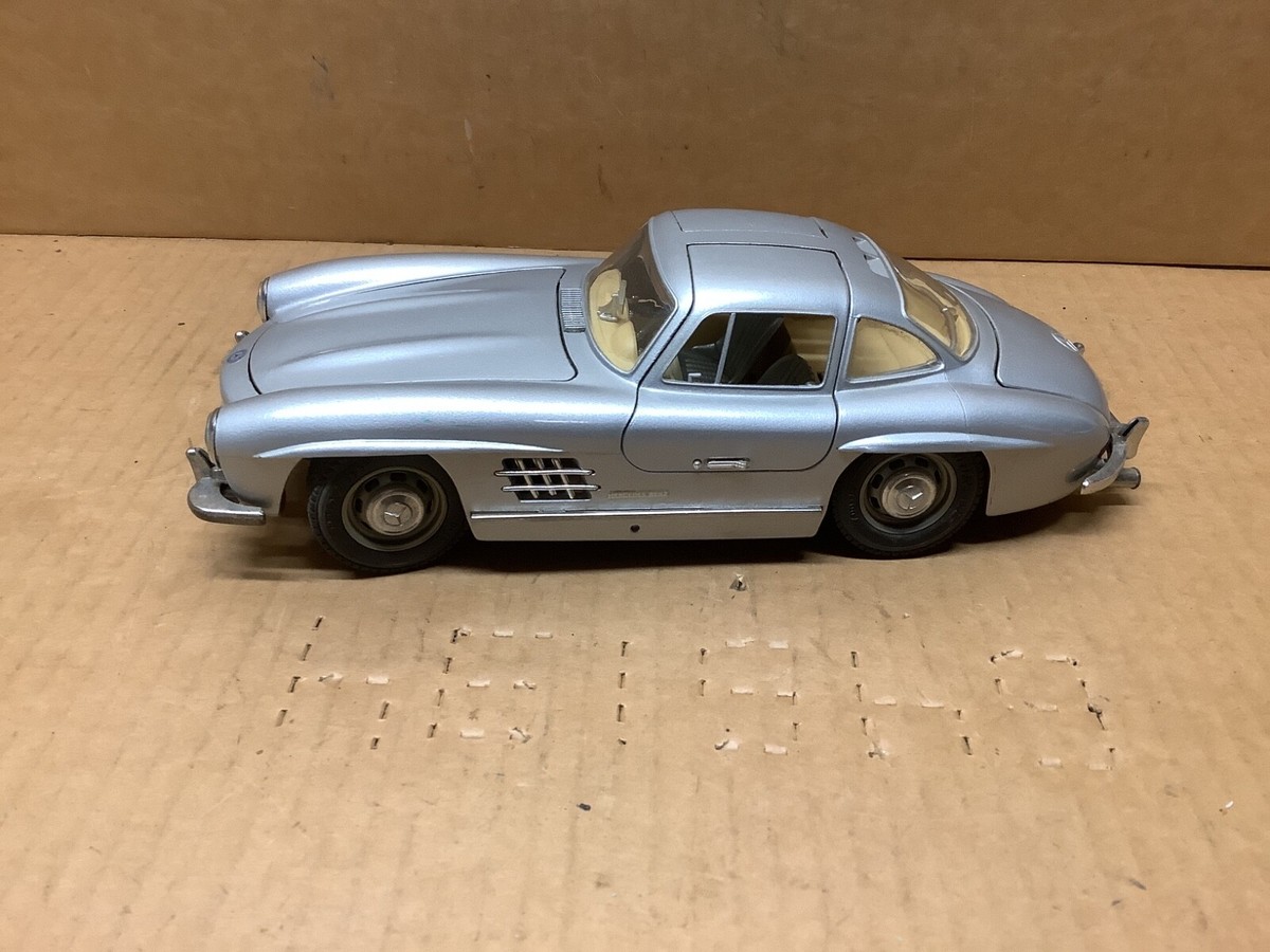 Burago 1954 Mercedes-Benz 300 SL 1/18 Diecast JAMES BOND CAR MADE