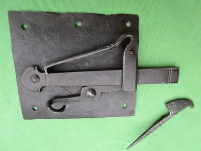 Targette ressort sur plaque mentonnet fer forgé ancien Tire gauche 12 x 10,6 cm - Photo 1/3