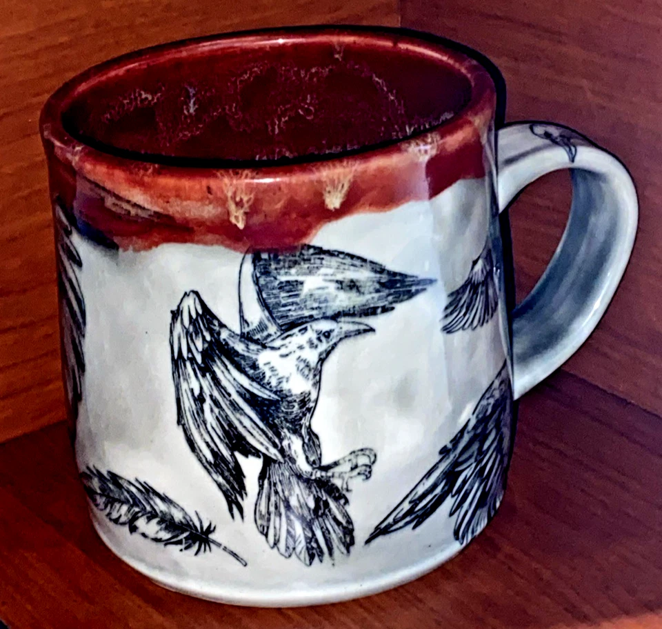 TAZA DE CAFÉ GIDEONS BAKEHOUSE POTHEADS DE ÁMBAR ESTILO LAVA CON CUERVOS Y PLUMAS Foto 4 de 4