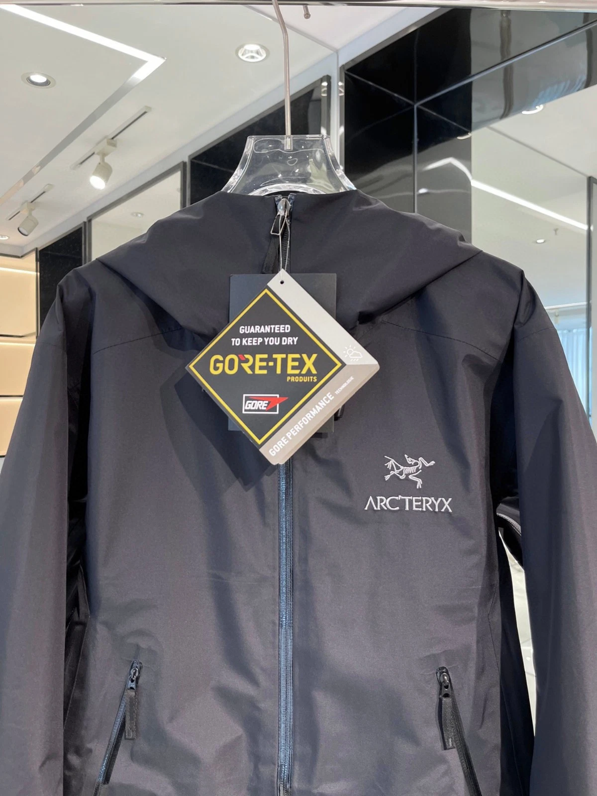 Unisex ARC Beta LT Coat Waterproof Hiking Outdoor Black Travel Jackets image 4