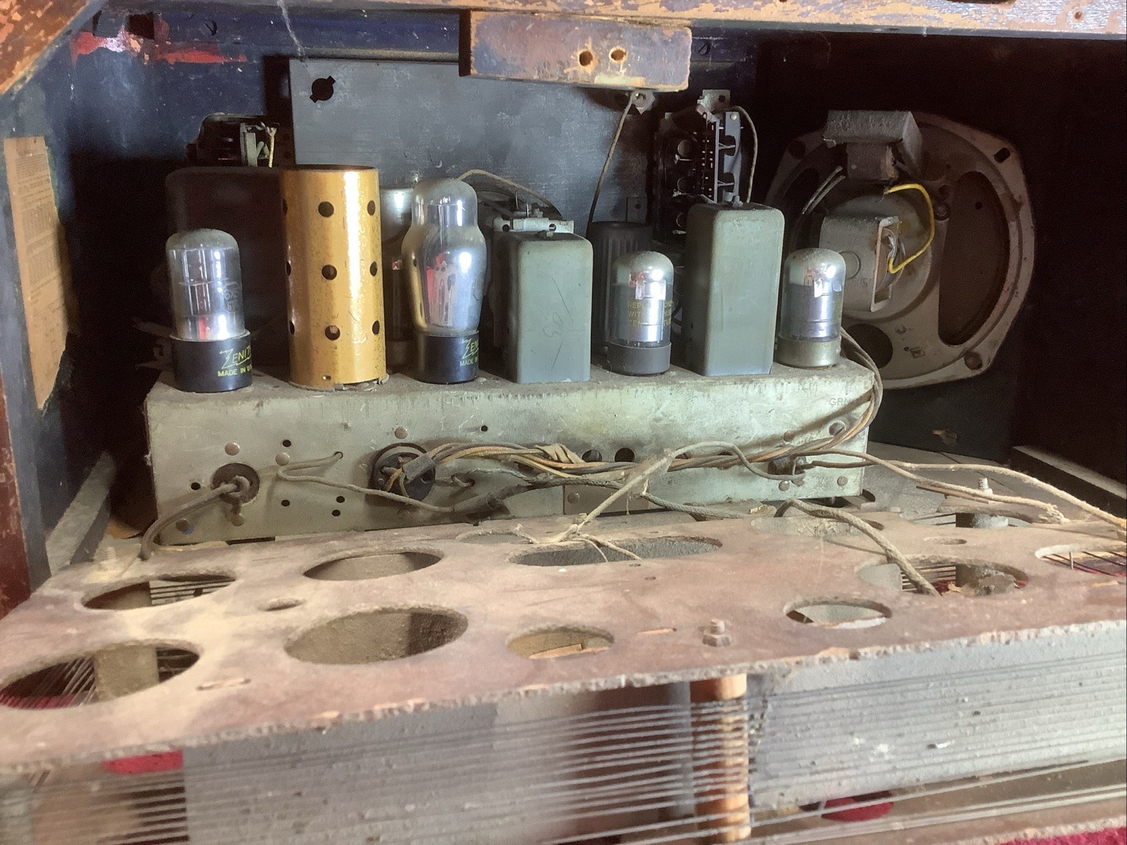 1942 ZENITH RADIO WOOD Model 7S633R Black Dial SW BC Multi Bands Automatic Solid