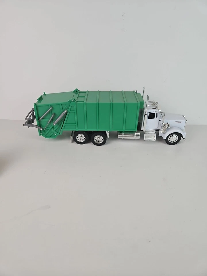 1/32 New Ray Kenworth W900 White & Green Garbage Truck Collectible Toy - Image 2 of 4