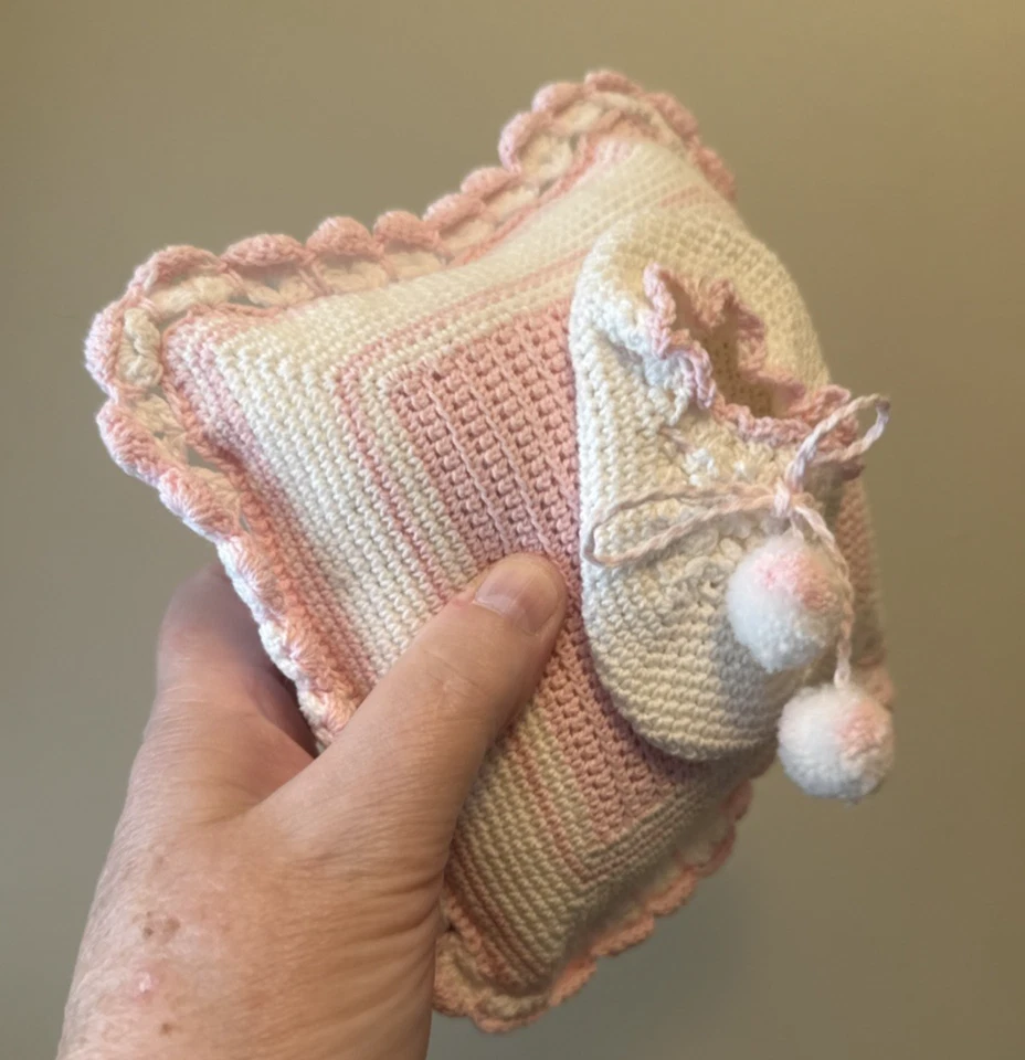 BOTÍN BEBÉ TWO'S COMPANY Crochet Rosa Blanco 7x7" ALMOHADA Foto 3 de 4