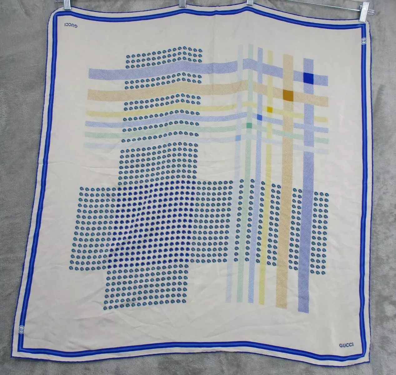 Foulard vintage Gucci femme soie abstraite authentique Italie bords roulés main bleu