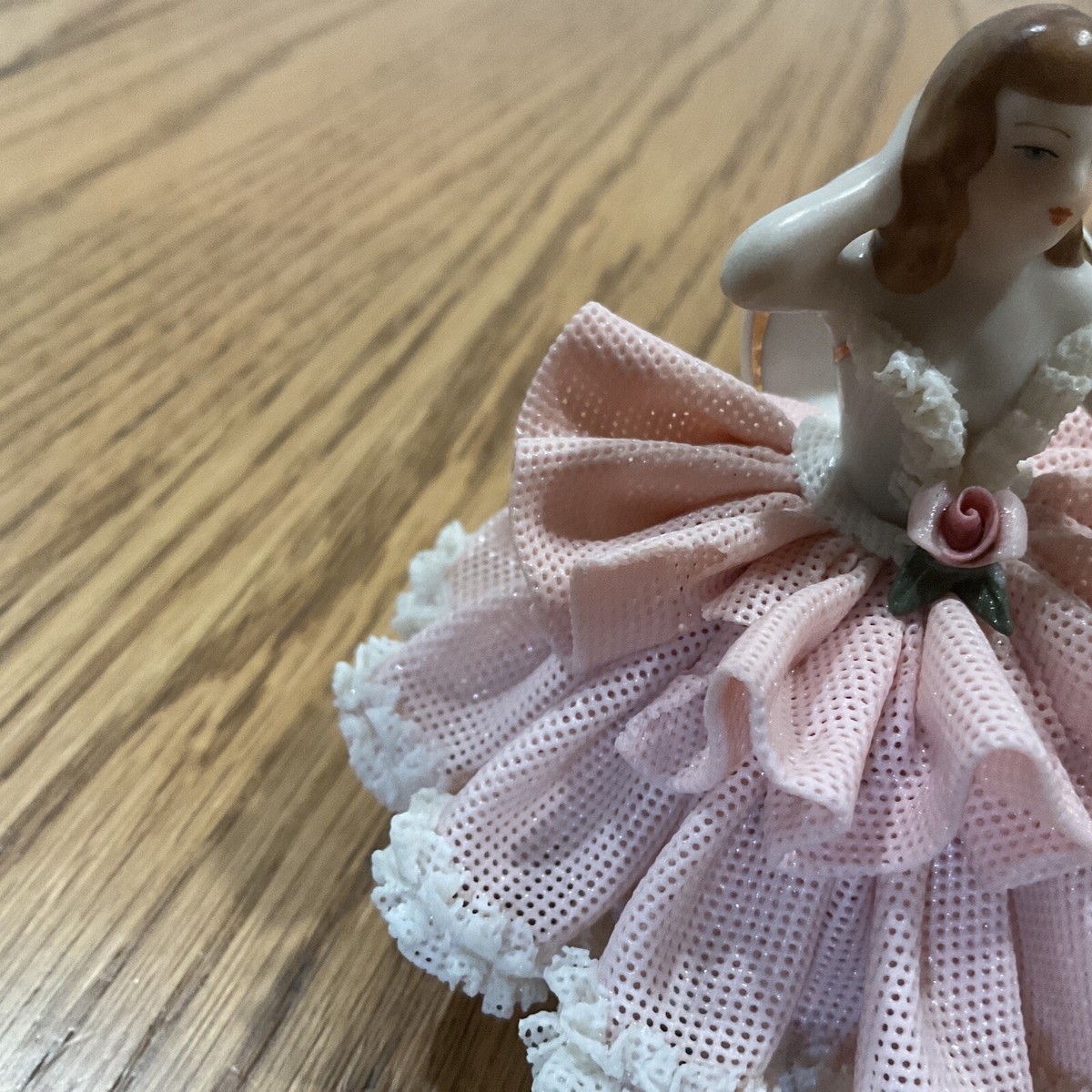 Dresden　ドレスデン　ソファーチェアに座る女性と鳥の置物 VTG Germany Dresden Lace Lady Figurine Seated On Chair With