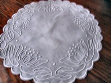 Vtg Table Topper 20" Round Linen Art Nouveau Whitework Embroidered Water Lilies