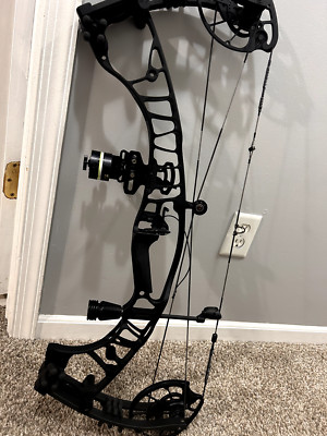 Hoyt Ventum 30 black and 3 annihilator broadheads single pin rest tko arrows 