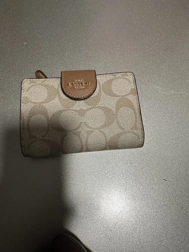 Portafoglio Coach C0082 medio con zip angolare firmato tela kaki sella 2 nuovo con etichette