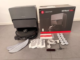 Roborock S8 MaxV Ultra Saugroboter in schwarz plus Zubehör