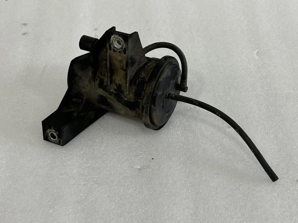 Filtro de bote de vapor de combustible Lexus LS400 1998 1999 2000 BAJO ADMISIÓN Foto 2 de 4