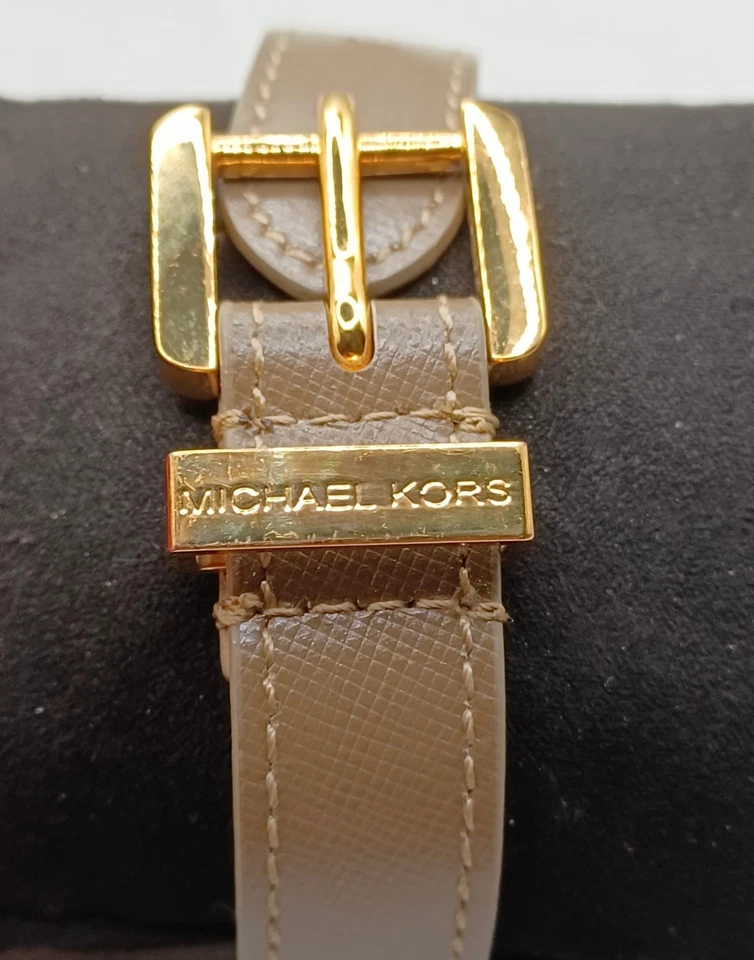 Pulsera Michael Kors Fulton Cuero Marrón Con Placa Dorada Logo 6"-7.5" Foto 4 de 4