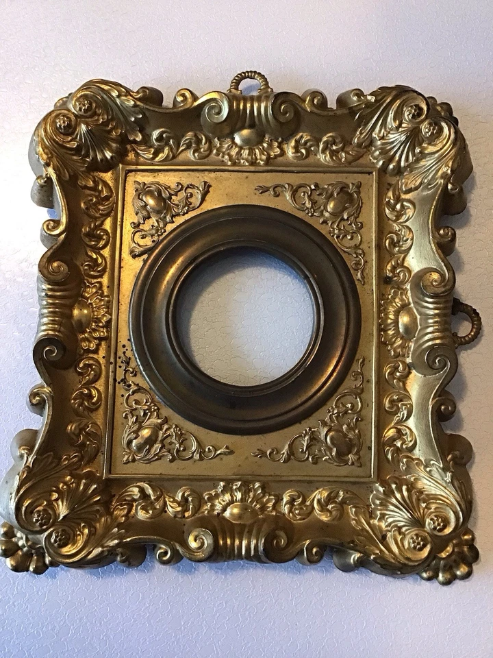 Très Ancien Petit cadre ancien en laiton repoussé XIXème Déco Empire - Photo 4/4