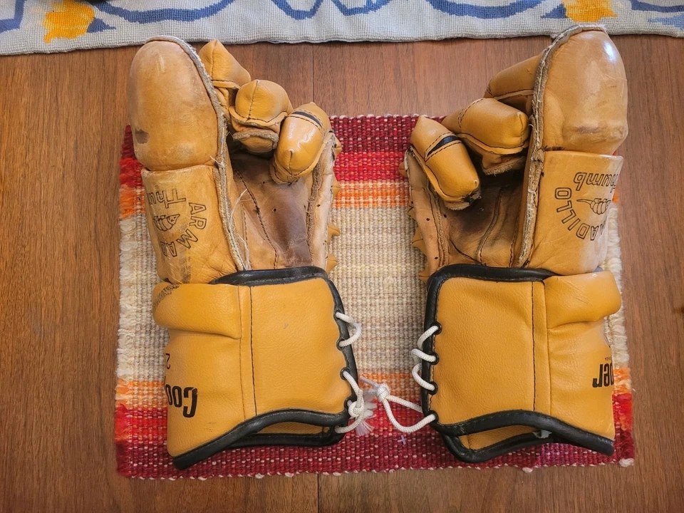 COOPER Hockey Gloves Cowhide Leather Cushioned Armadillo Thumb Size 28  - Image 3 of 4