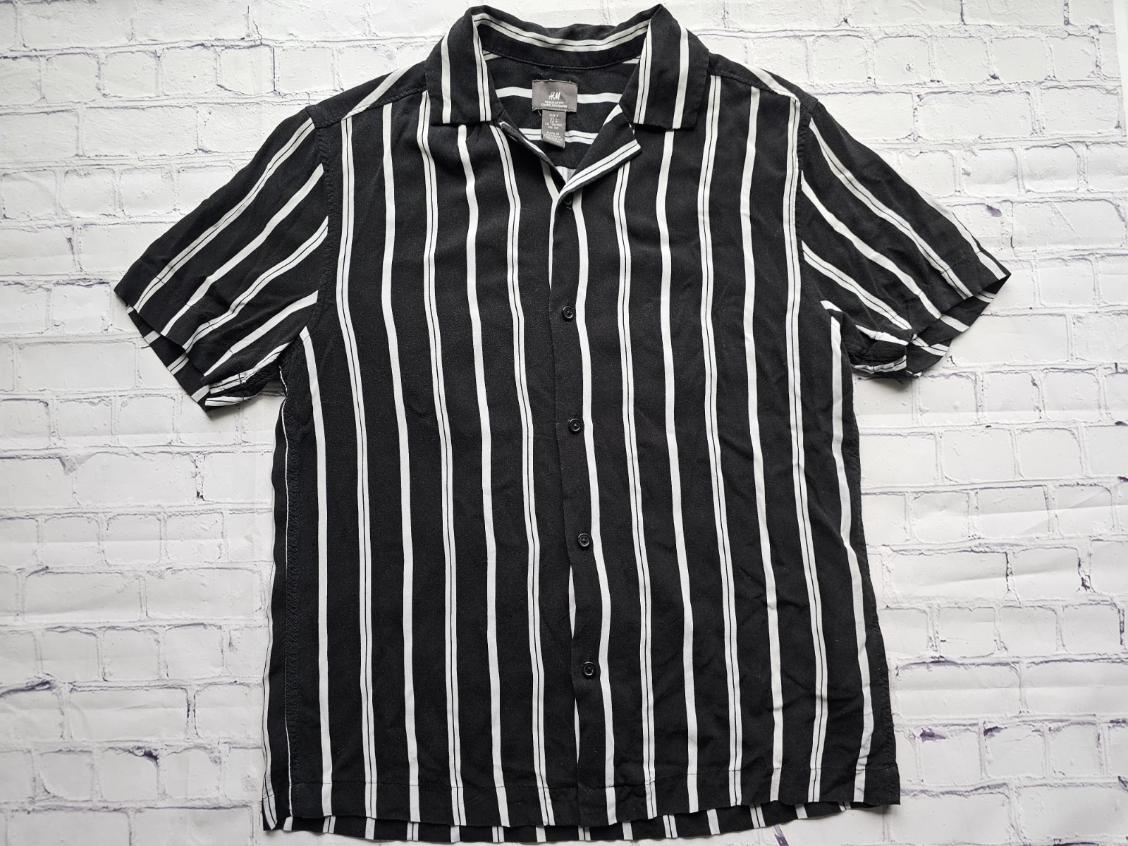 H&M Black White Striped Short Sleeve Button Shirt Regular Fit Size S Pre-Owned