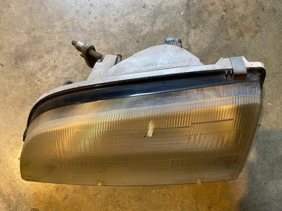 91 92 93 94 1993 FARO CONDUCTOR IZQUIERDO SUZUKI SWIFT 2 PUERTAS CANADA Foto 2 de 4