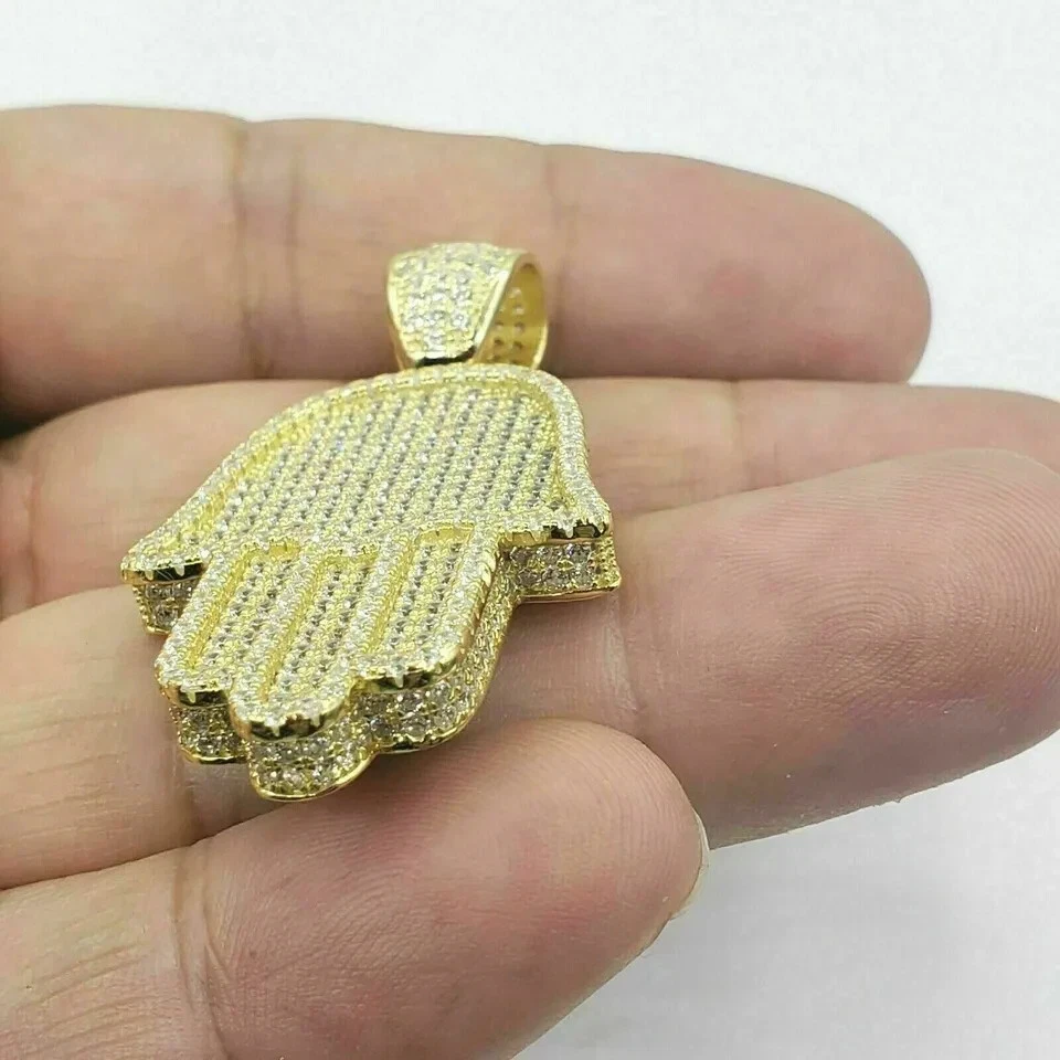 Colgante de regalo de moissanita de corte redondo de 3 quilates con forma de Hamsa para hombre enchapado en oro amarillo de 14 quilates Foto 3 de 4