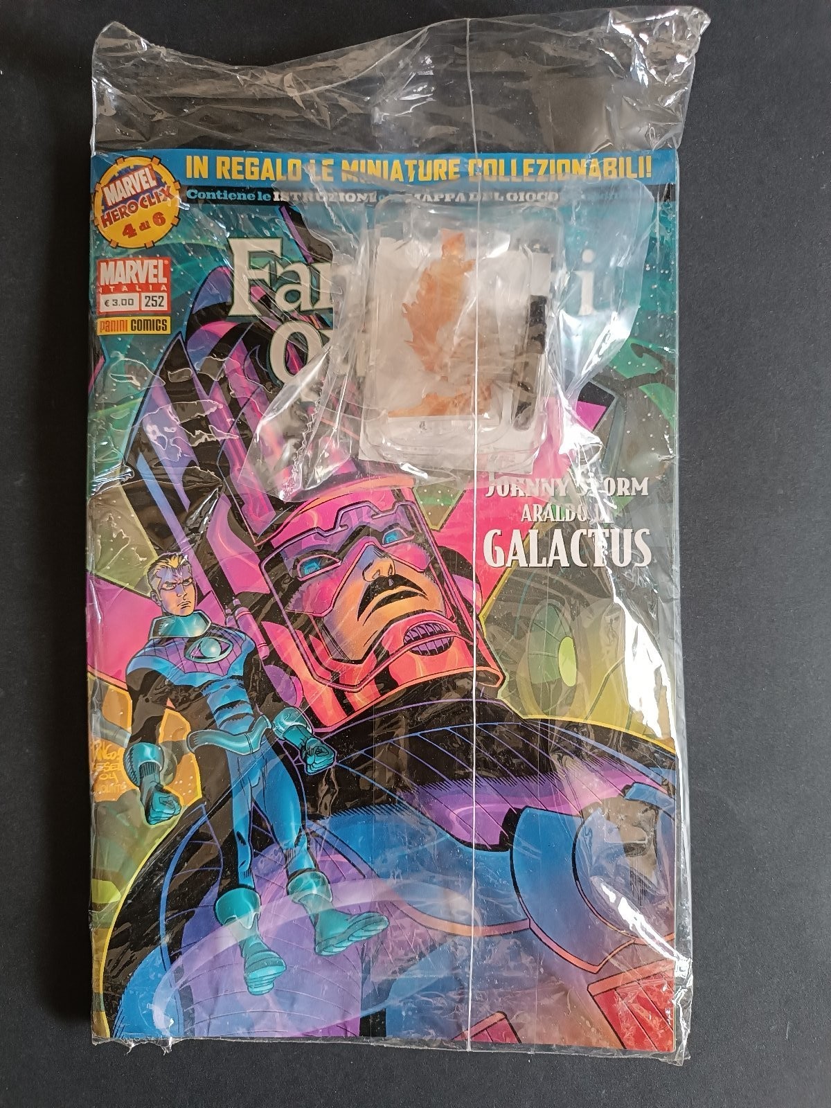 Fumetto Fantastici Quattro Panini n. 252 con HeroClix
