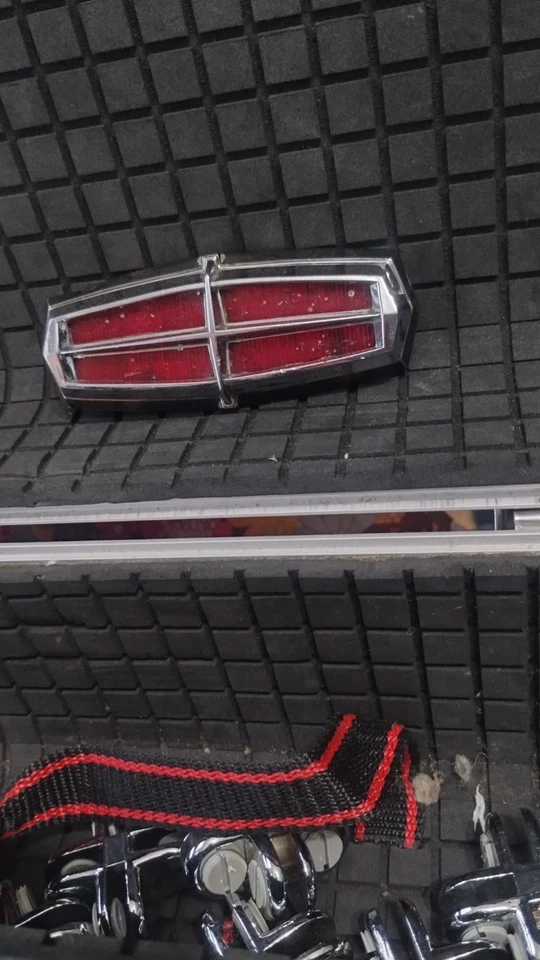 Lincoln Mark Continental 1972-1979 bloqueo maletero aleta adorno deslizante emblema OEM Foto 3 de 4