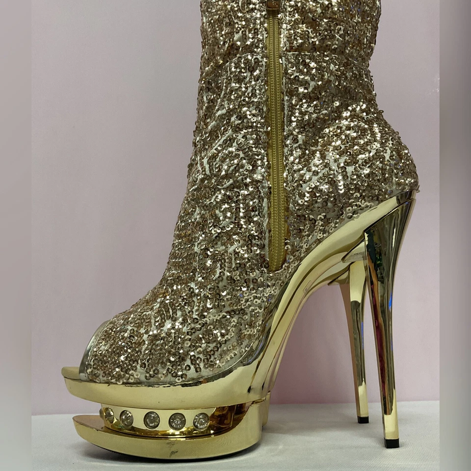 Botín de tacón alto con plataforma de lentejuelas doradas punta abierta talla 7 Foto 3 de 4