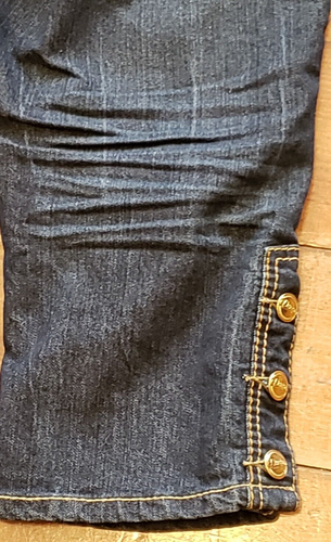 Dereon Capri Jeans Womens Size 7/8 Hem Buttons Fleur De Lis Back Pockets READ - Picture 10 of 12