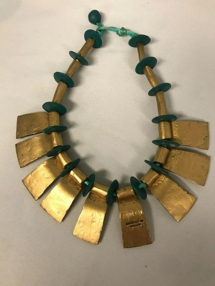 COLAR RARO ANNIE DAY ARTISTA AUSTRALIANO AZUL-PETRÓLEO OURO IMPRESSO BORRACHA PASSARELA - Imagem 4 de 4