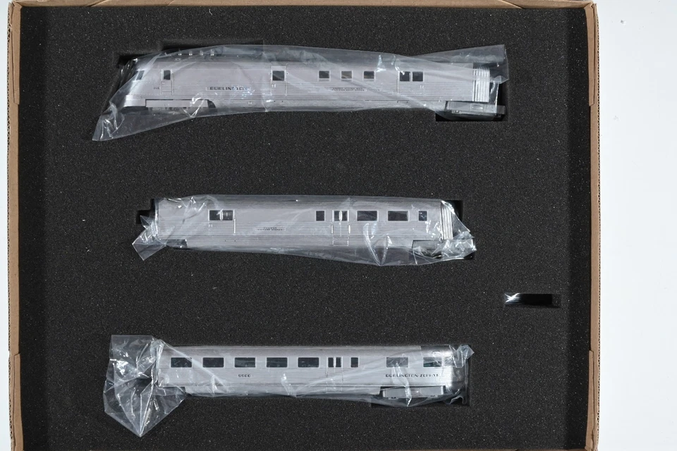 Con-Cor HO Burlington Route Zephyr streamline 3 unit train DCC with sound - Image 2 of 3
