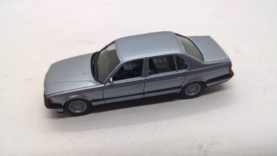 Herpa BMW 750i V12 E32 silberblaumetallic Hightech Motorhaube zum Öffnen (34)