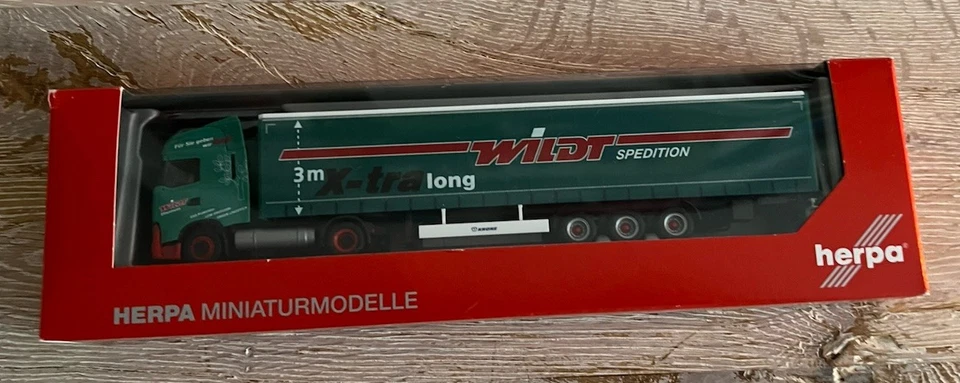 HERPA 314947 Iveco S-Way LNG Gardinenplanen-Sattelzug Wildt 1:87 NEU in OVP