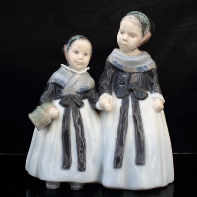 Figurine Royal Copenhagen N°1938 - Jeune Fille à La Poupée - Porcelaine