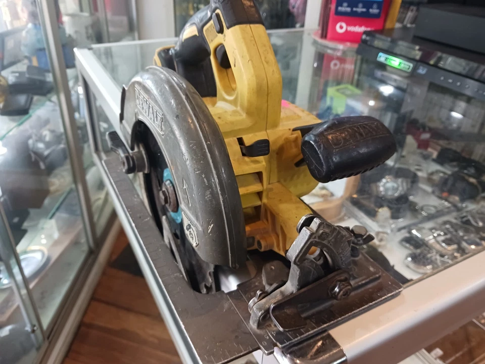 DEWALT DCS575-XE 54V XR FLEXVOLT LI-ION BRUSHLESS 184mm CIRCULAR SAW - SKIN ONLY - Image 3 of 4