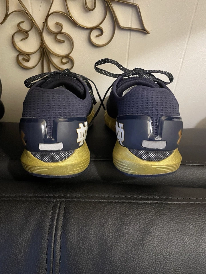 Tenis Under Armor/Notre Dame 7,5 para mujer azul marino y dorado Foto 4 de 4