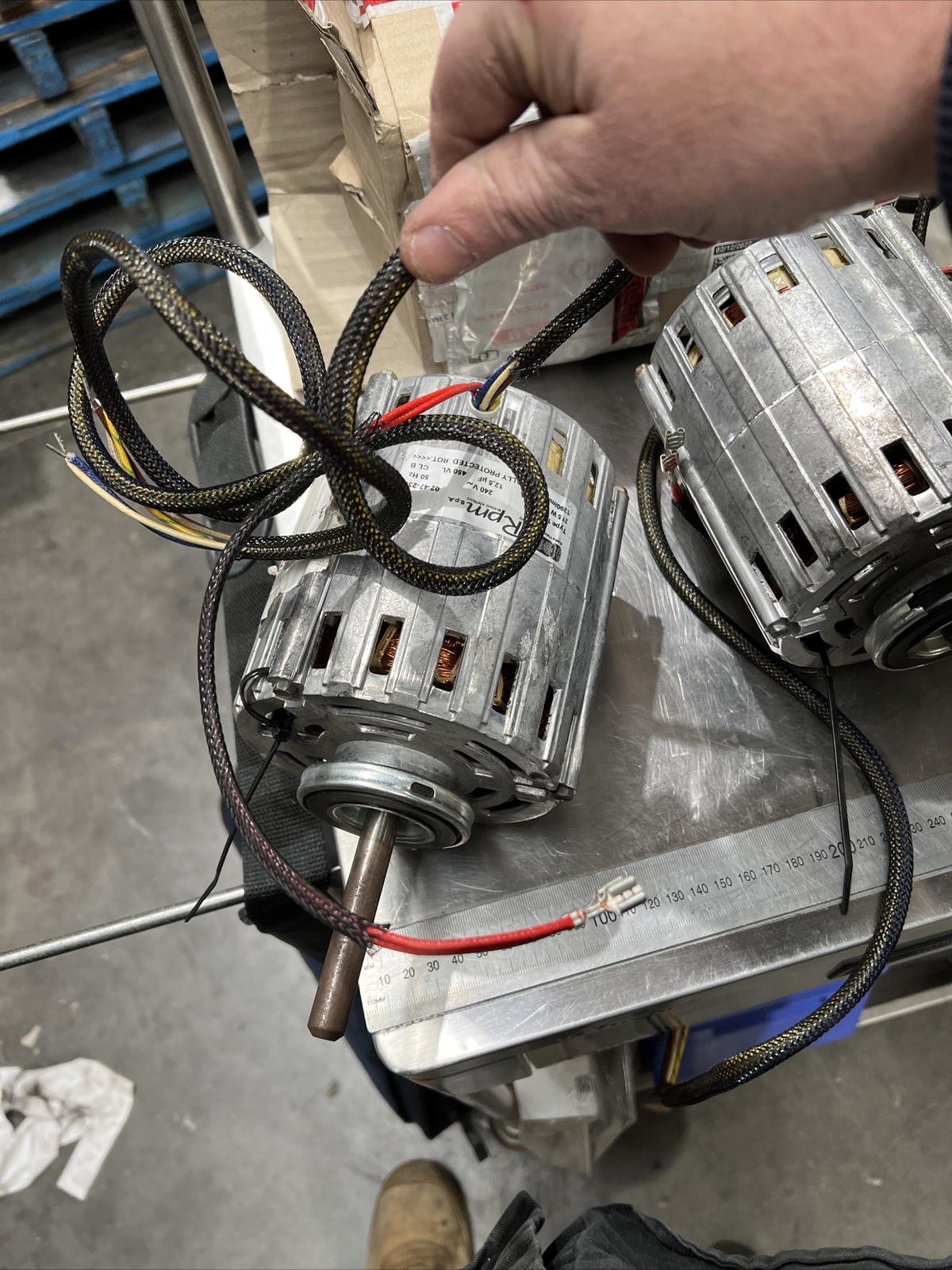 Condensor fan motor RPM motori italy 315w 240v p/n 11039200 nsn 610515