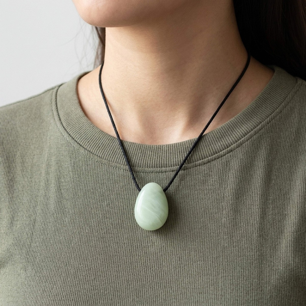 China-Jade Tropfenanhänger mit Baumwollband