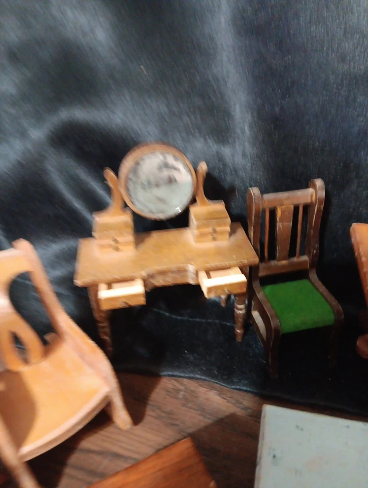 Lote de 26 piezas, mesas, sillas, gabinetes, etc. muebles de madera vintage para muñecas Foto 3 de 4