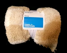 NWOT ROOM ESSENTIALS 100% POLYESTER THROW - 50" x 60" - SOFT & COZY!!!