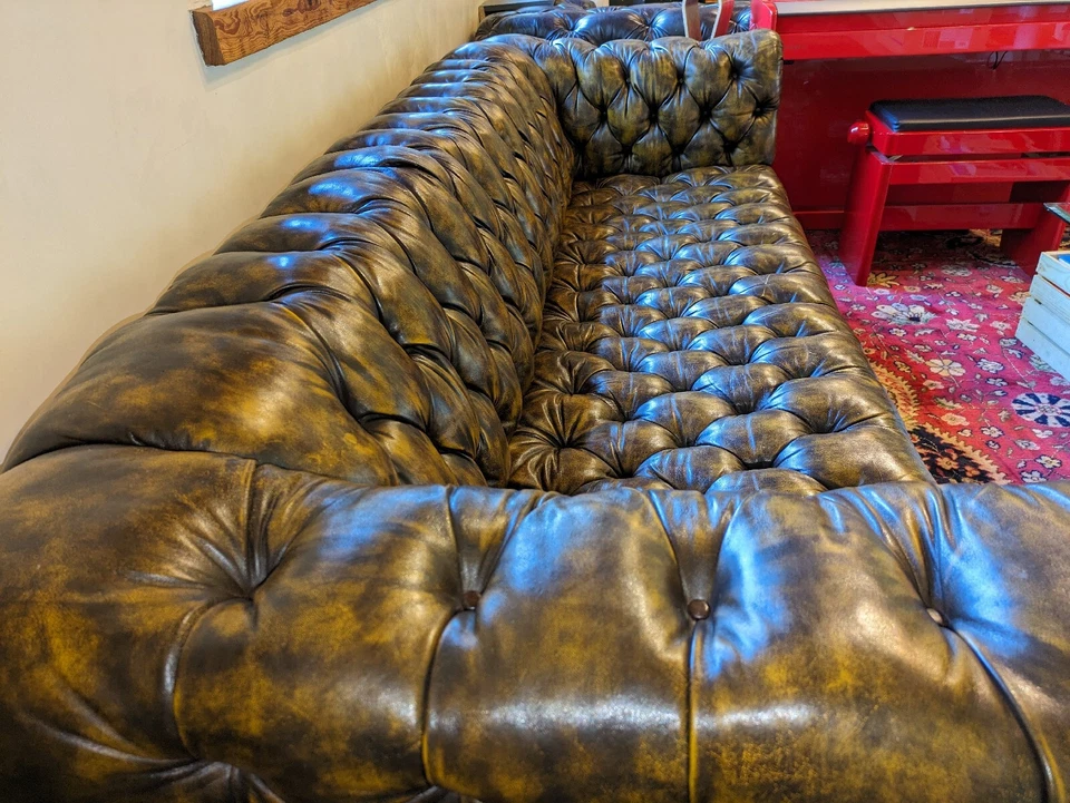 Antiguo sofá acolchado de cuero marrón/amarillo Chesterfield RARO Foto 4 de 4