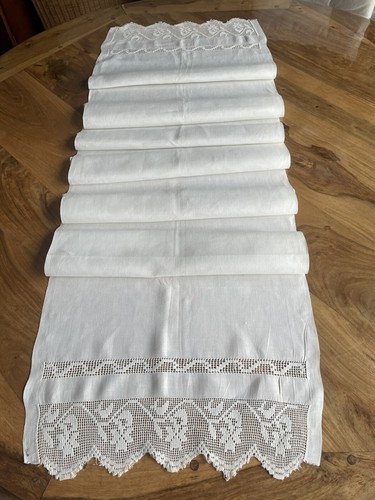 Chemin De Table Brodé Polyester Blanc – 36x138 Cm – Ajouré Roses – Neuf