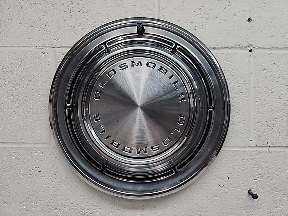 Used OEM GM Set of 4 14" Hub Caps 00399472 1968 Oldsmobile F85 Cutlass (5528) - Image 4 of 4