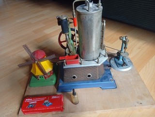 Dampfmaschine Wilesco D45? mit Windmühle und Bohrmaschine sowie Brennstoff.