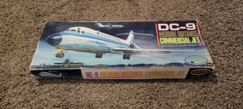 Aurora 1:72 DC-9 TWA Medium Distance Commercial Jet Model Kit 356-198